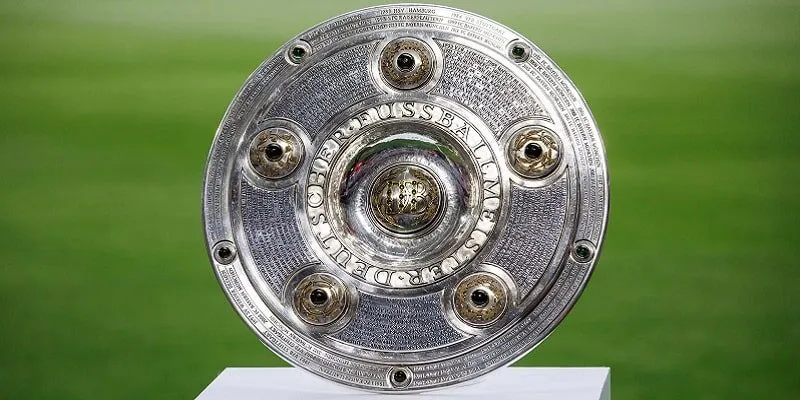 Đội vô địch giải đấu sẽ được nhận về chiếc đĩa bạc Meisterschale danh giá